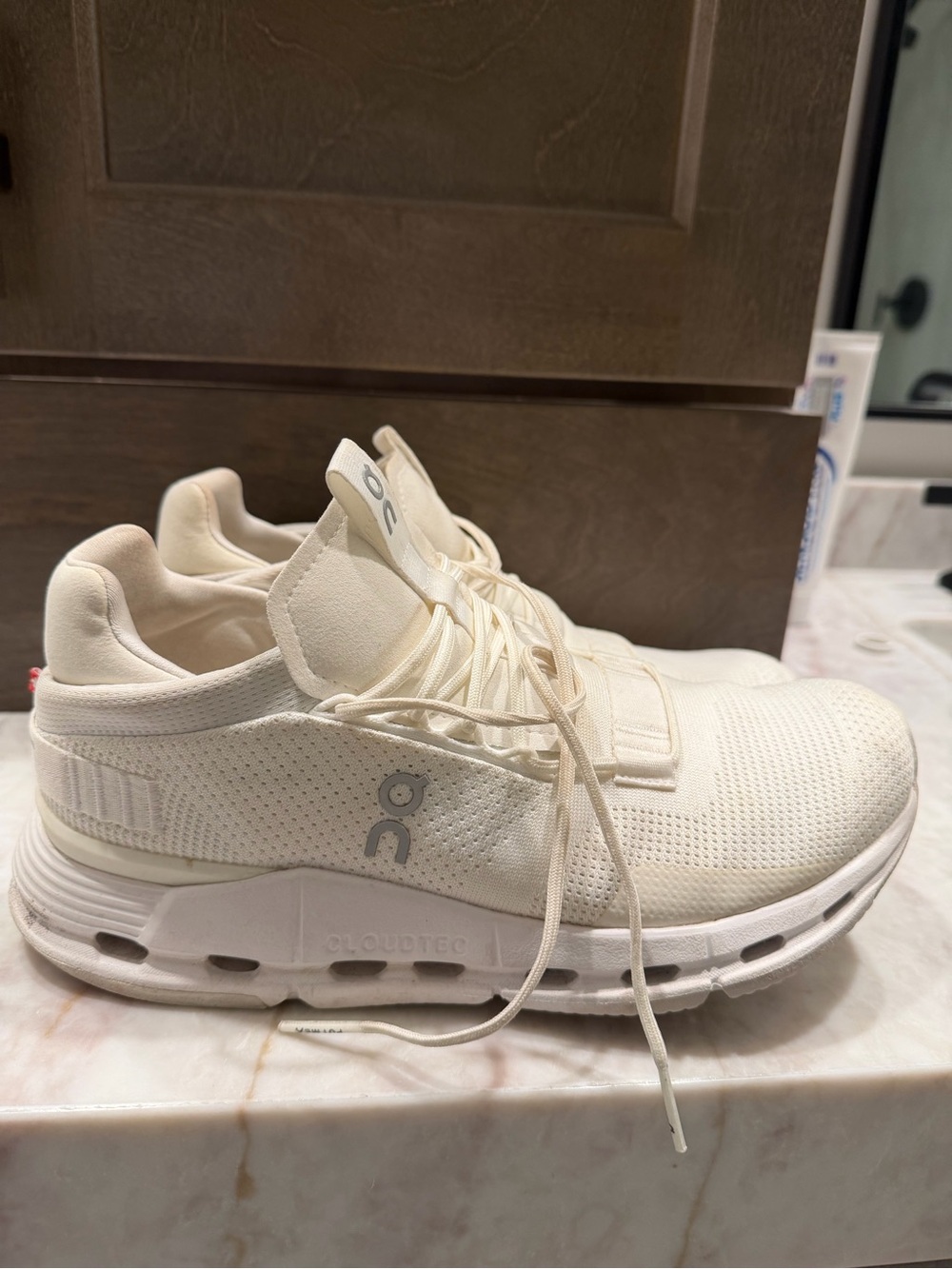 On Running Women’s Athletic Shoes in Off-White/Cream